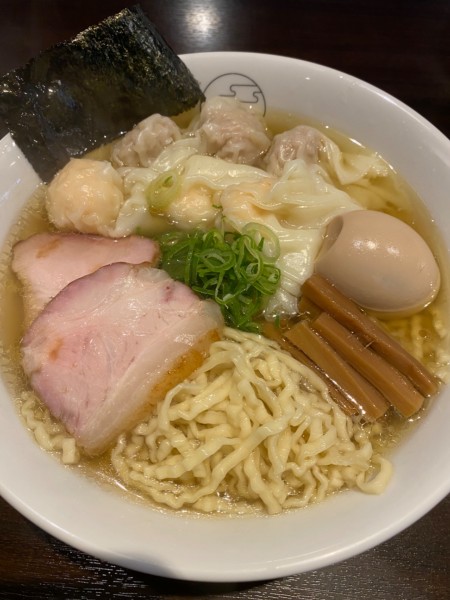 「特製ワンタン麺+大盛+味玉 平打ちぢれ麺変更 1590」@八雲の写真