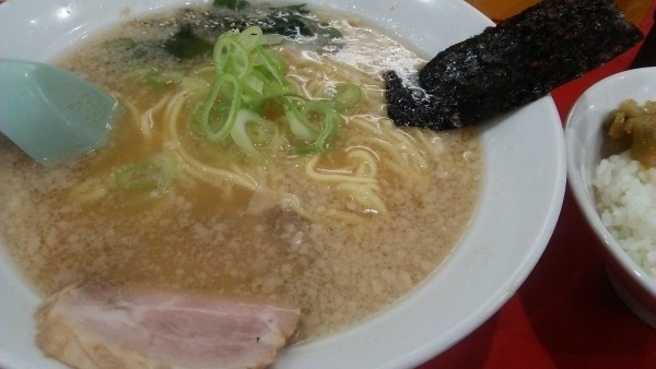 「ラーメン 750円＋半ライス 100円」@ラーメン かいざん 新小岩店の写真