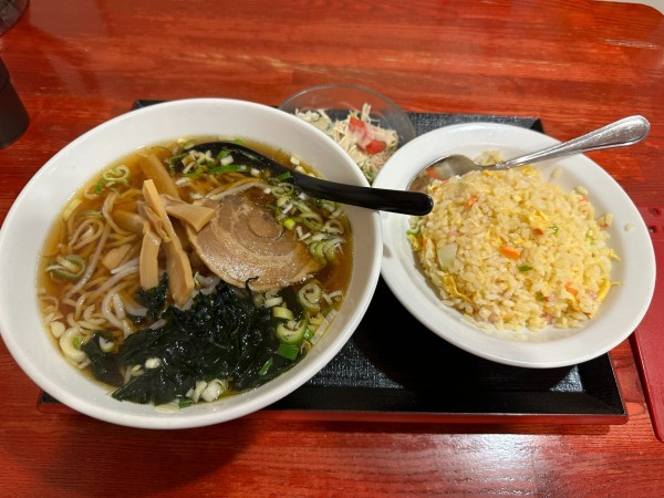 「Aランチ（醤油ラーメンと半チャーハンのセット）780円」@中国本場的料理 華龍飯店 高崎モントレー店の写真