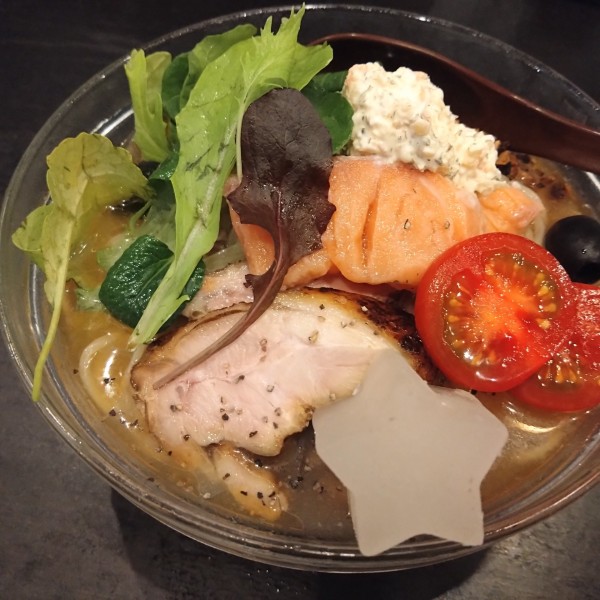 「サーモンのミキュイの冷やし麺1500円、まぐろ丼300円他」@麺場voyageの写真