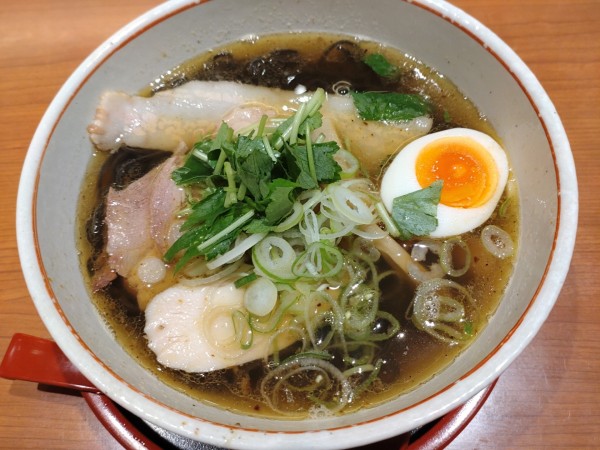 「（期間限定）焙煎小麦塩中華　１２００円」@富良野 とみ川 東京ラーメンストリート店の写真