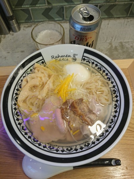 「スーパードライ＋ユズシオラーメン 太麺＋タマゴ」@Rahmen Eddie 新宿御苑の写真