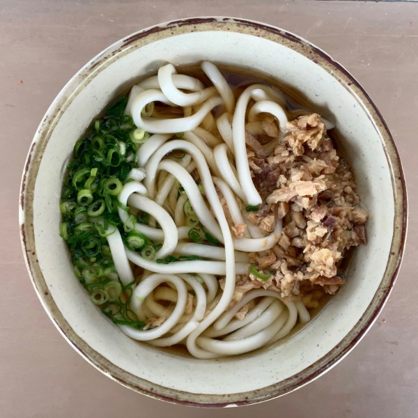 「かしわうどん￥390」@中央軒 5番・6番ホームの写真