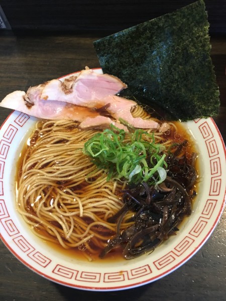 「鶏しょうゆらーめん　900円」@燵家製麺の写真