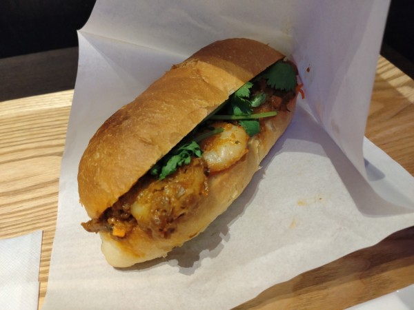 「海老ココナッツカレーバインミー　９８０円」@ベトナミーズトーキョーの写真