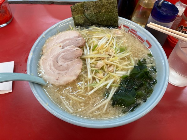 「ネギラーメン中盛りこってりチャーシュートピ」@新ラーメンショップ 狭山本部の写真