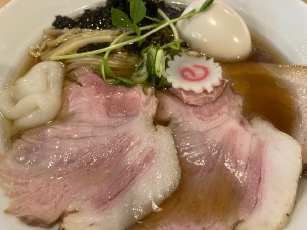 「貝だし醤油らーめん+特製」@クラム&チキンヌードル クラチキの写真