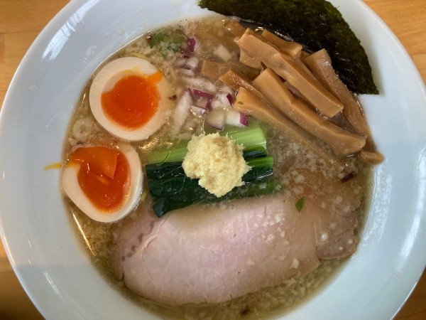 「背脂生姜味玉芳醇煮干し塩  1100円（メンマ+150円）」@自家製ラーメン アイリーの写真