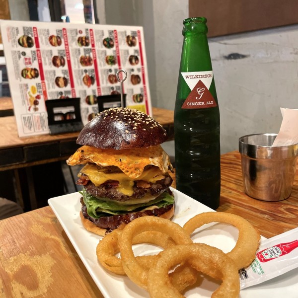 「インディアベーコンエッグチーズバーガー（カレーソースW）」@ハングリー ヘブン 目黒店の写真