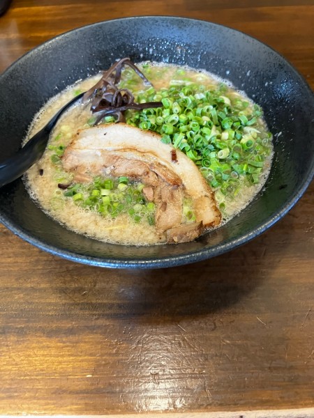 「九州とんこつネギ盛950円　細麺ハリガネ」@九州らあめん どん きさろく 八柱店の写真