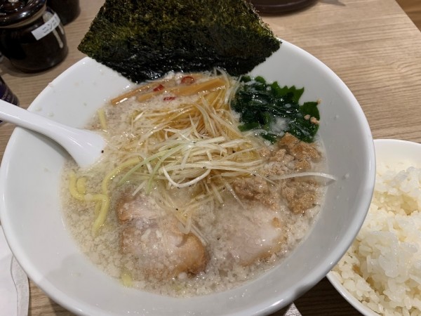 「コッテリの塩ラーメン＋サービス小ライス」@コッテリの塩らー麺専門店 MANNISH 日暮里店の写真