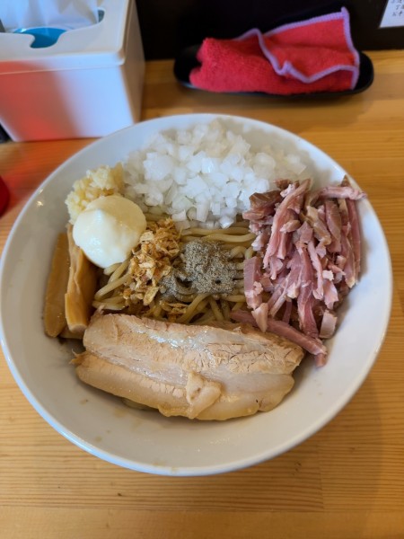 「まぜそば＋玉ねぎ　追い飯」@煮干らーめん 川むらの写真