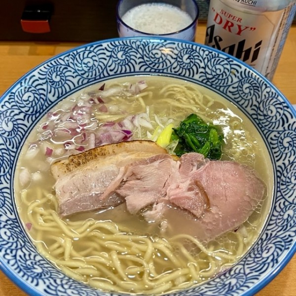 「蛤塩そば＋ビール（缶）」@中華そば 円月の写真