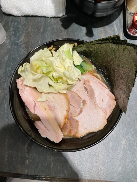 「塩チャーシュー入ラーメン＋海苔＋キャベツ＋ライス」@宮元製麺の写真