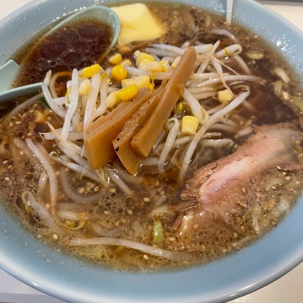 「醤油ラーメン 600円 バター 50円」@サッポロラーメン羆 由良店の写真