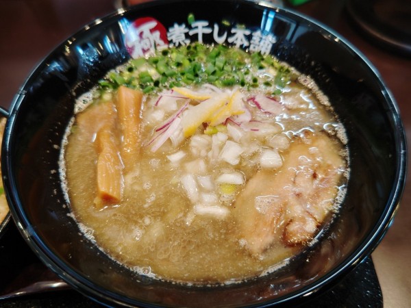 「煮干し豚骨ラーメン」@極煮干し本舗 フォレストモール甲斐竜王店の写真