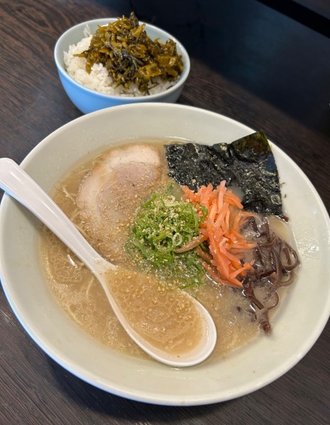 「ラーメン¥700&平日限定サービスライス中」@博多濃麻呂 二子玉川店の写真
