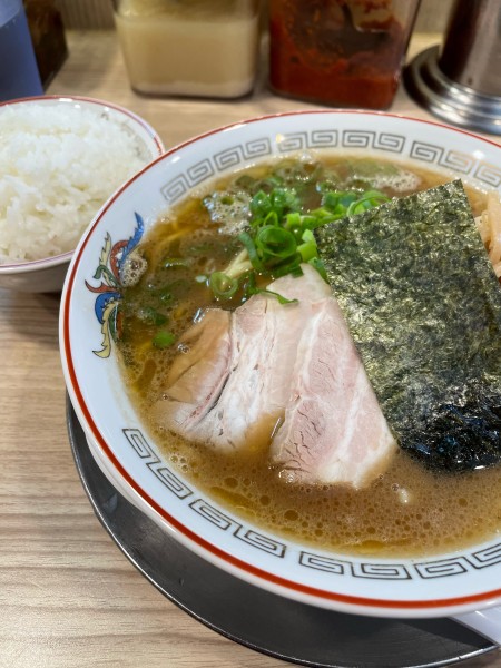 「ラーメン黒 ごはん小」@鯨人の写真