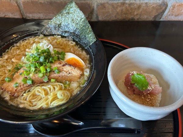 「まぐろラーメン900円、焼きおにぎり350円」@Dining Bar さかいの写真