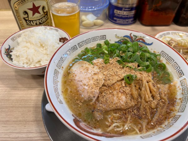 「ラーメン白 880円+ごはん（小）100円+赤星600円」@鯨人の写真