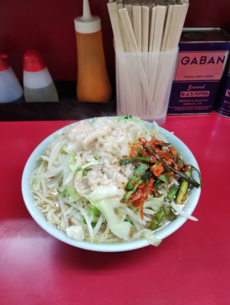 「小豚+ピリ辛ニラだれ　1030円」@ラーメン二郎 中山駅前店の写真