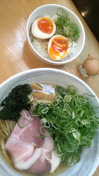 「九条ネギたっぷり　いりこそば+味玉ご飯（890円+200円）」@讃岐ラーメン 香麦の写真