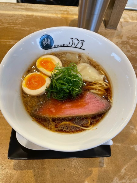 「牛醤油そば全部乗せ」@Ramenぶろすの写真