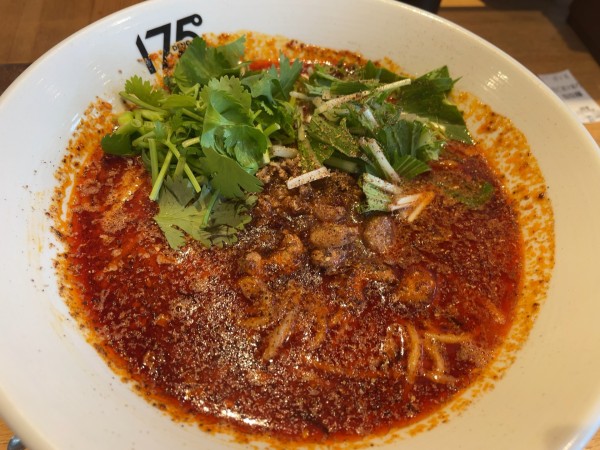 「白ゴマ担々麺（辛2痺れ2）+クーポンパクチー無料900円」@175°DENO～担担麺～ 福島店の写真