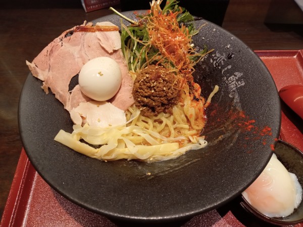 「汁なし鯛担麺2辛＋鯛出汁味玉」@恋し鯛の写真