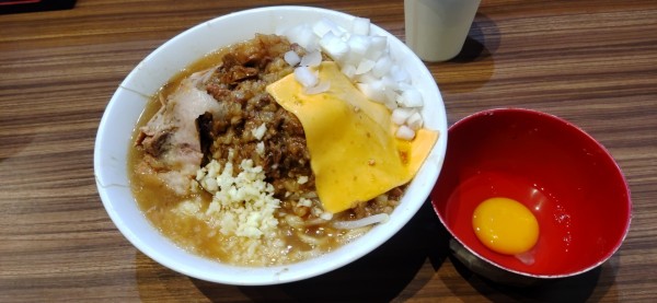 「ラーメン（200g）+チーズ、タマネギ、生卵」@夢を語れ 岐阜の写真