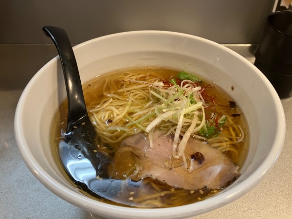 「琥珀醤油らーめん」@天雷軒 神谷町の写真