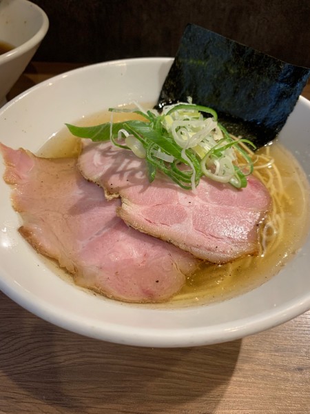 「初代煮干し中華そば（白）」@煮干拉麺 小烏丸 問屋町店の写真