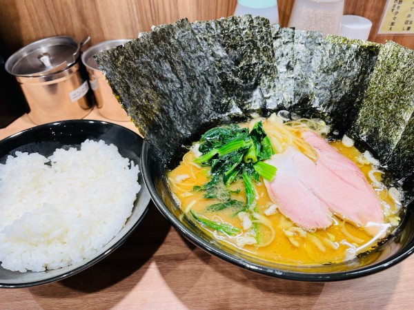 「ラーメン 800円 極上のり 150円×2 ライス 100円」@横浜ラーメン 響家の写真