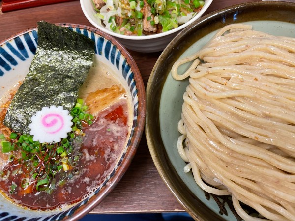 「辛搾り／冷・中盛（1020円）,ねぎ肉めし（300円）」@つけめん 三三㐂の写真