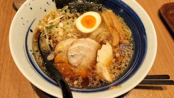 「コク旨醤油ラーメン890円」@麺処直久 新橋店の写真