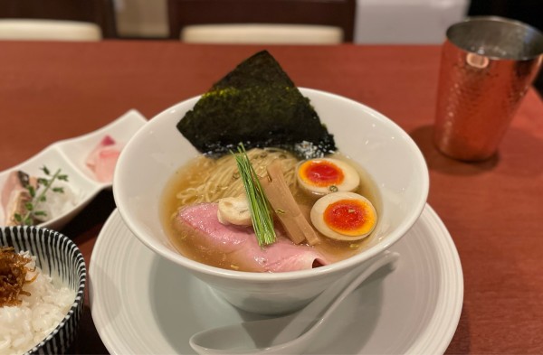 「山椒白醤油煮干し蕎麦（味玉入り） ¥1000」@酒肴場 屯の写真