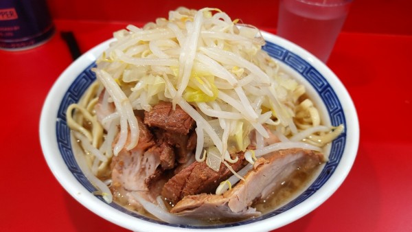 「大豚入り 豚4枚(ヤサイマシマシカラメ)￥1,050」@ラーメン二郎 生田駅前店の写真