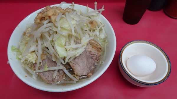「小ラーメン（850円）＋生玉子（100円）野菜ニンニクアブラ」@ラーメン二郎 小岩店の写真