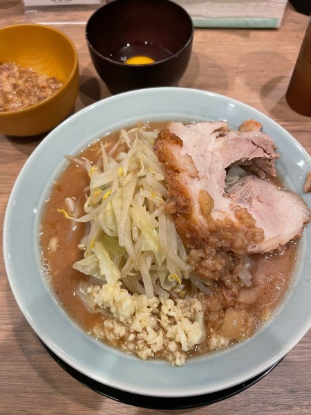 「ラーメン小＋生卵」@俺の生きる道 上野店の写真
