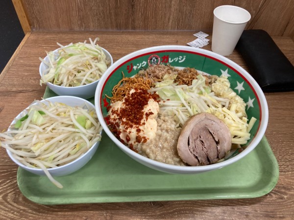 「まぜそば倍盛り+野菜×2」@ジャンクガレッジ 太田店の写真