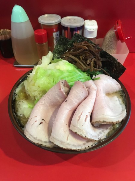 「チャーシューメン 900円＋キャベツ 100円」@どんとこい家の写真