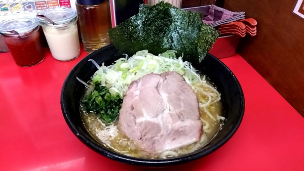 「らーめん（７２０円）＋薬味（輪ネギ）（５０円）」@横浜家系  一二三家の写真