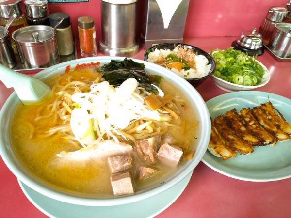 「限定/えび塩らーめん+薬味ネギ+コロチャ+玉子かけご飯　他」@ラーメン山岡家 瑞穂店の写真