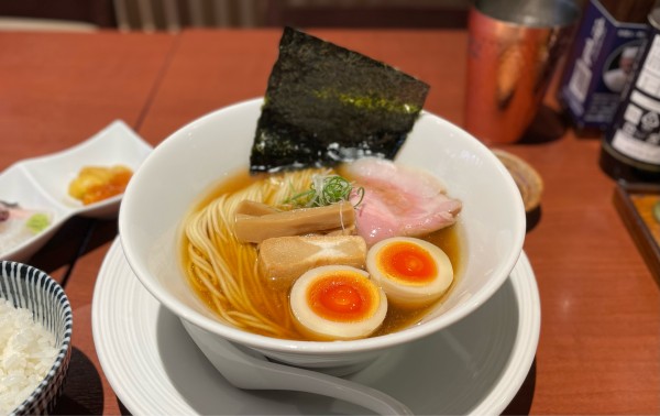 「津軽煮干し中華蕎麦（味玉入り）¥950」@酒肴場 屯の写真