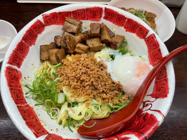 「お疲れ様セット　チーズ、チャーシュー、温玉トッピング」@麻拉麺 揚揚の写真