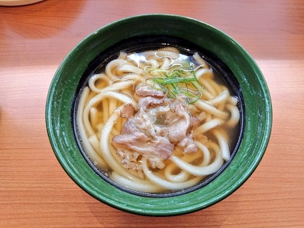 「牛さしとろうどん」@無添 くら寿司 井草八幡宮店の写真