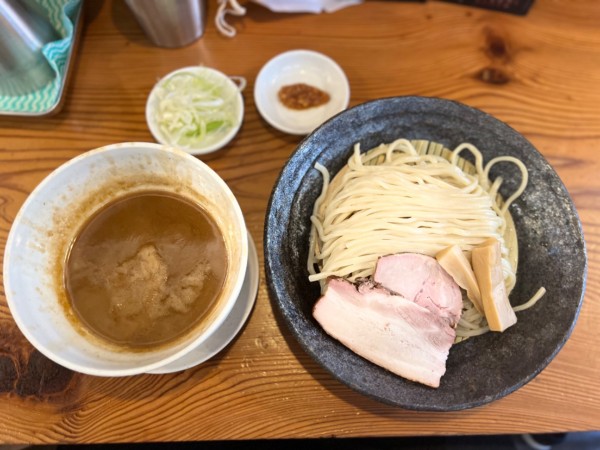 「つけ麺 (薬味ニンニク醤油) 1000円」@つけ麺 一滴の写真