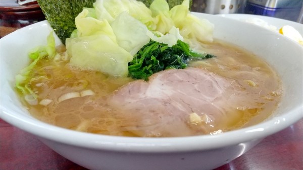 「#醤油とんこつラーメン #並盛 #800円 #キャベツ #150」@甲子家の写真