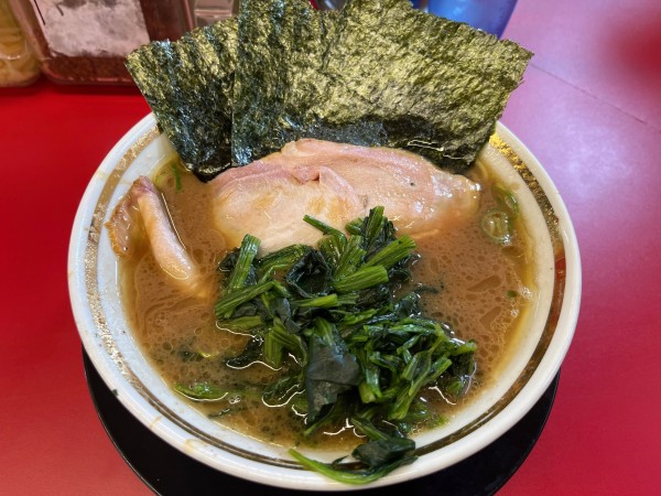 「ラーメン　モモチャーシュー800えん」@家系ラーメン王道家直伝 との丸家 松飛台店の写真