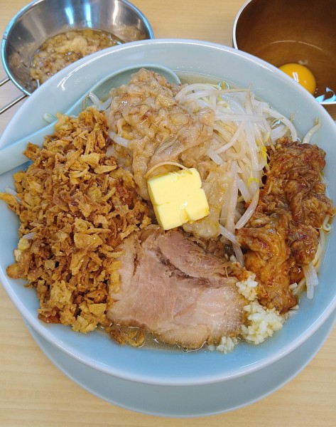 「塩ラーメン+フライドオニオン､バター､生卵」@麺屋 顎で喰らえの写真